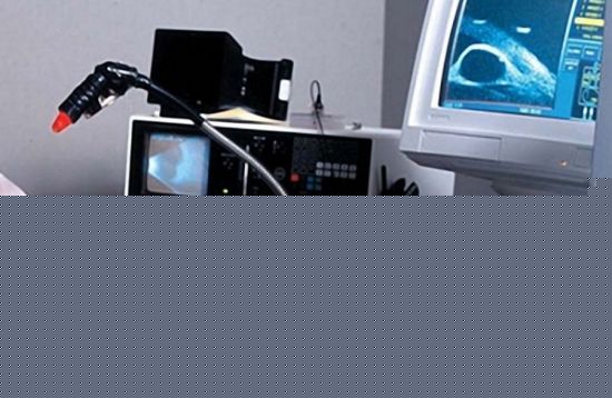 Офтальмолог осматривает пациента
